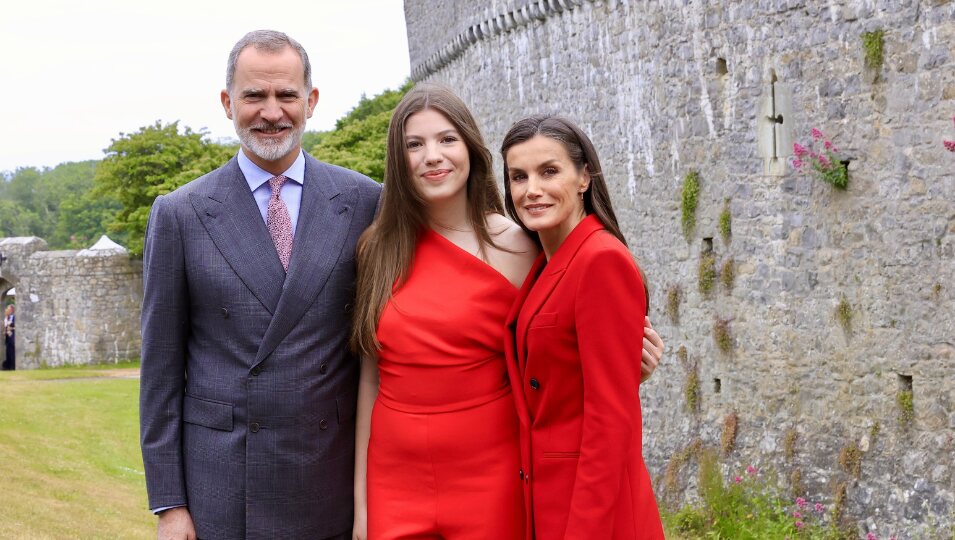 La Infanta Sofía en su graduación con los Reyes Felipe y Letizia
