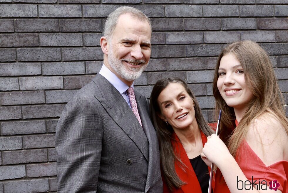 Los Reyes Felipe y Letizia y la Infanta Sofía posan muy sonrientes en la graduación de la Infanta Sofía