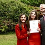 La Infanta Sofía posa con sus padres y su diploma en su graduación