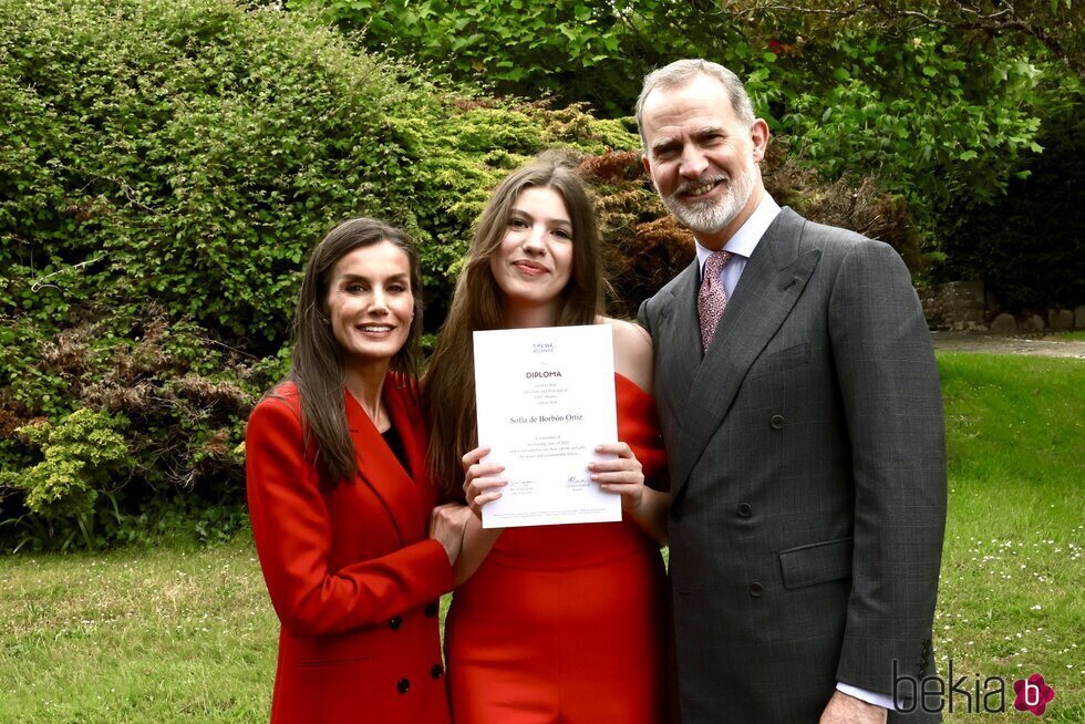La Infanta Sofía posa con sus padres y su diploma en su graduación