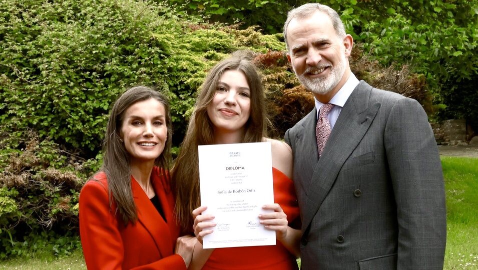 La Infanta Sofía posa con sus padres y su diploma en su graduación