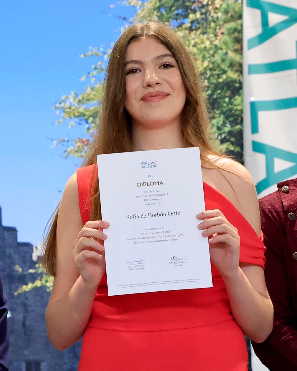 La Infanta Sofía posa con su diploma del UWC Atlantic College de Gales en su graduación