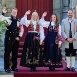 Haakon y Mette-Marit de Noruega y sus hijos Ingrid Alexandra y Sverre Magnus en el Día Nacional de Noruega 2025