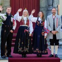 Haakon y Mette-Marit de Noruega y sus hijos Ingrid Alexandra y Sverre Magnus en el Día Nacional de Noruega 2025
