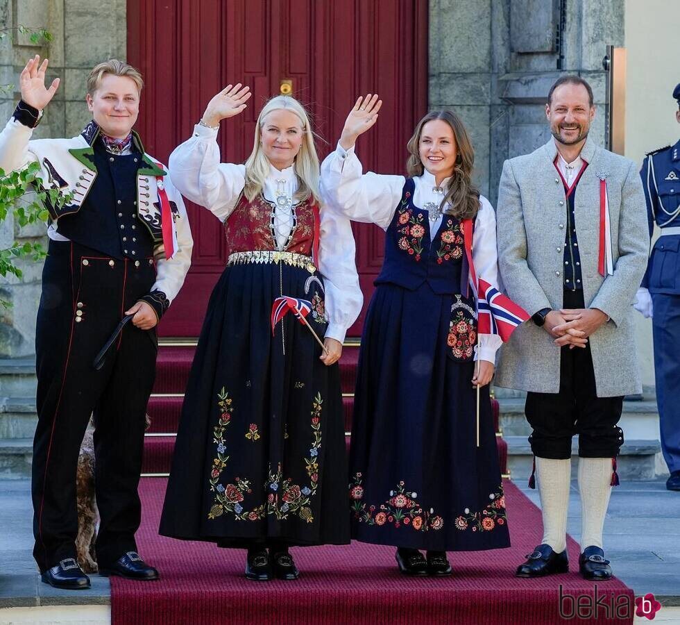 Haakon y Mette-Marit de Noruega y sus hijos Ingrid Alexandra y Sverre Magnus en el Día Nacional de Noruega 2025