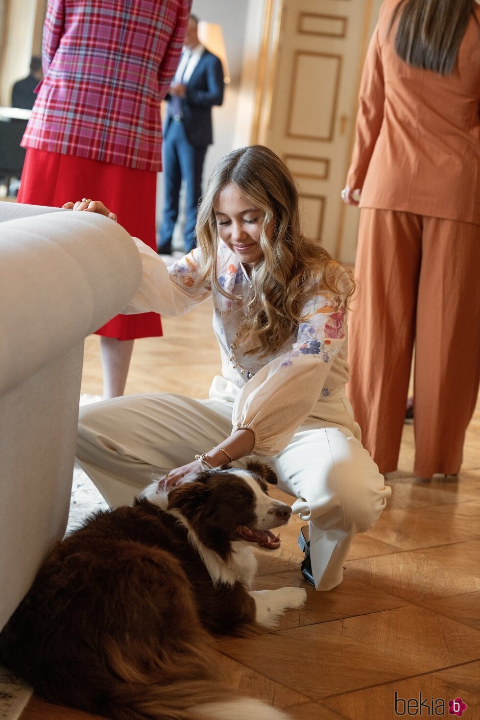 Josephine de Dinamarca acariciando a su perra Grace en el 57 cumpleaños de Federico de Dinamarca