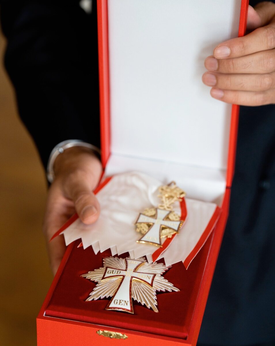 Insignia de la Gran Cruz de la Orden Dannebrog recibida por Nikolai y Felix de Dinamarca