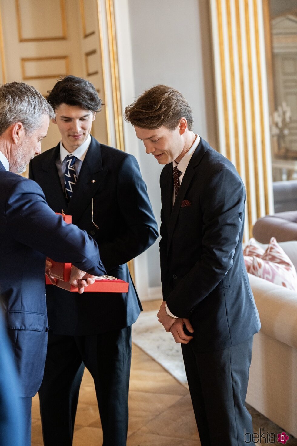 Federico de Dinamarca entrega la Gran Cruz de la Orden de Dannebrog a Nikolai y Felix de Dinamarca