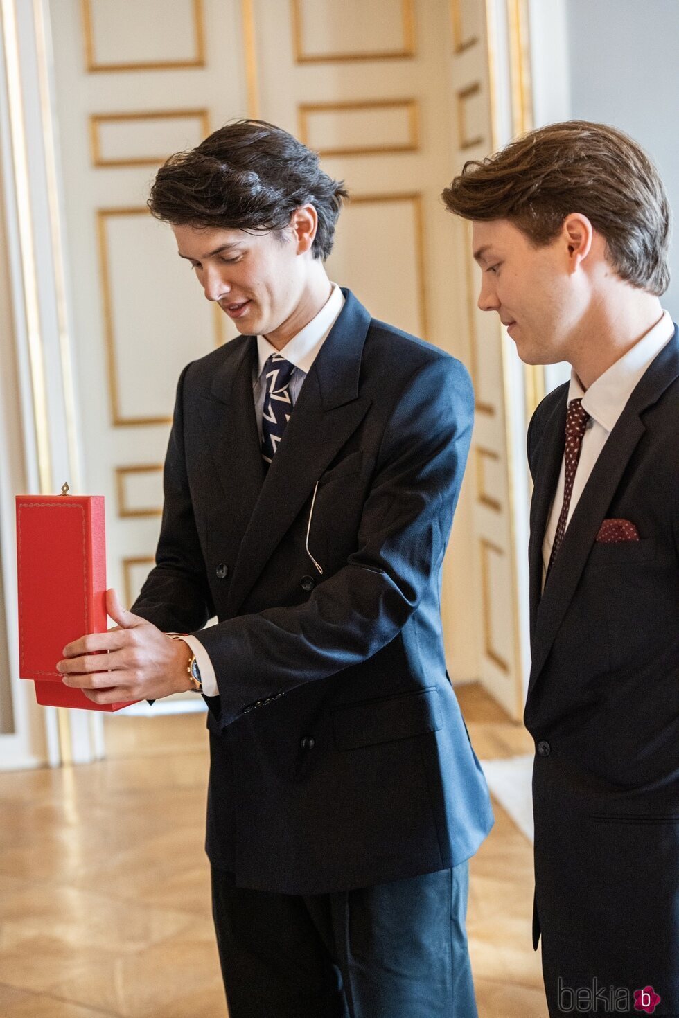 Nikolai y Felix de Dinamarca con la Gran Cruz de la Orden de Dannebrog que les entregó Federico de Dinamarca