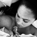 Meghan Markle con su hija Lilibet Diana recién nacida