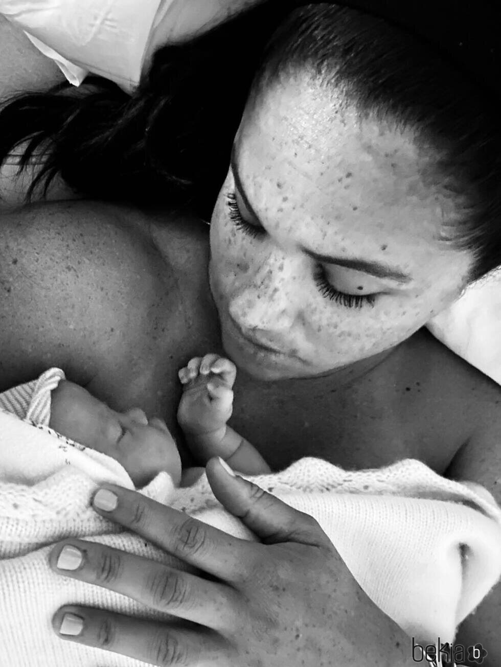Meghan Markle con su hija Lilibet Diana recién nacida
