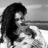 Meghan Markle abrazando a su hija Lilibet Diana