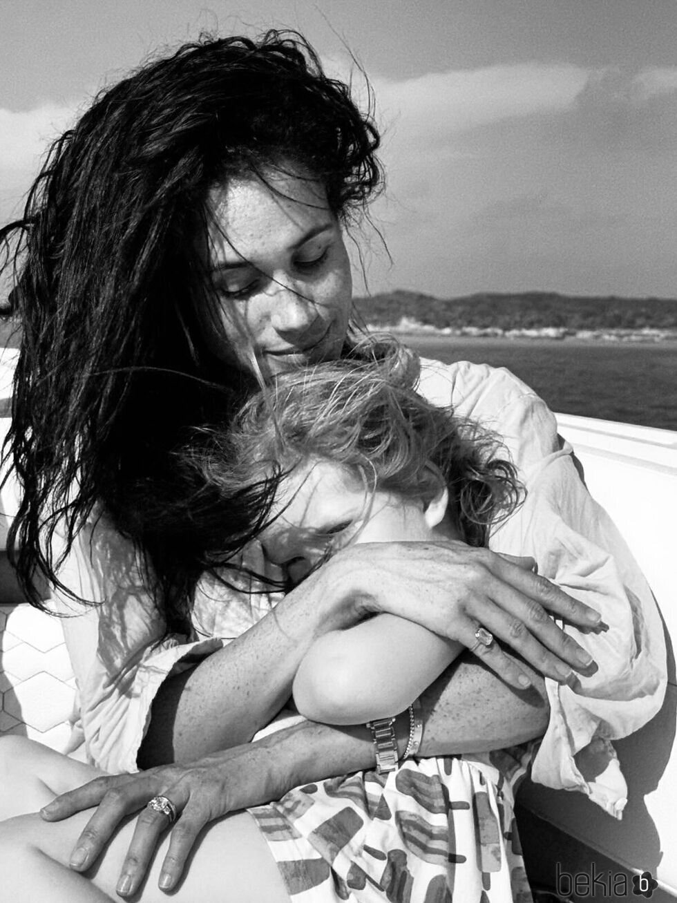Meghan Markle abrazando a su hija Lilibet Diana