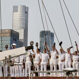 La Princesa Leonor y sus compañeros guardiamarinas saludando con la gorra a su llegada a Nueva York en el Juan Sebastián de Elcano