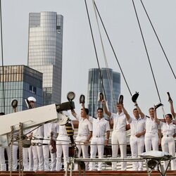 La Princesa Leonor y sus compañeros guardiamarinas saludando con la gorra a su llegada a Nueva York en el Juan Sebastián de Elcano