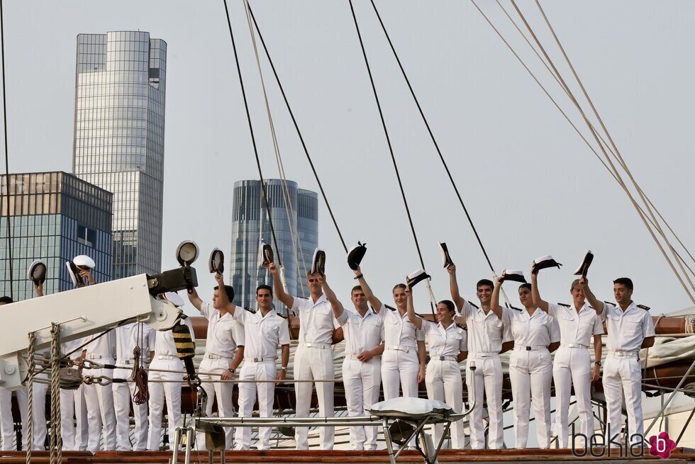 La Princesa Leonor y sus compañeros guardiamarinas saludando con la gorra a su llegada a Nueva York en el Juan Sebastián de Elcano