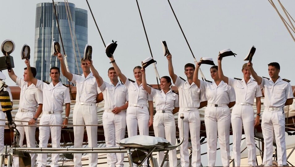 La Princesa Leonor y sus compañeros guardiamarinas saludando con la gorra a su llegada a Nueva York en el Juan Sebastián de Elcano
