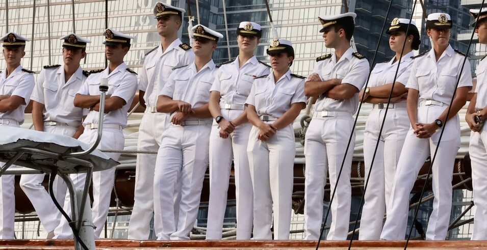 La Princesa Leonor a su llegada a Nueva York con sus compañeros guardiamarinas en el Juan Sebastián de Elcano