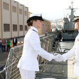 La Princesa Leonor saludando al comandante de la fragata Blas de Lezo tras embarcar