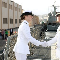 La Princesa Leonor saludando al comandante de la fragata Blas de Lezo tras embarcar