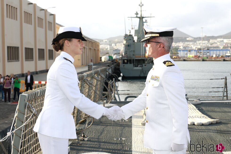 La Princesa Leonor saludando al comandante de la fragata Blas de Lezo tras embarcar