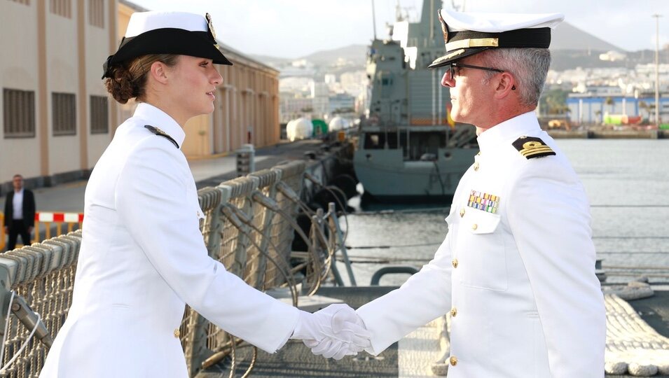 La Princesa Leonor saludando al comandante de la fragata Blas de Lezo tras embarcar