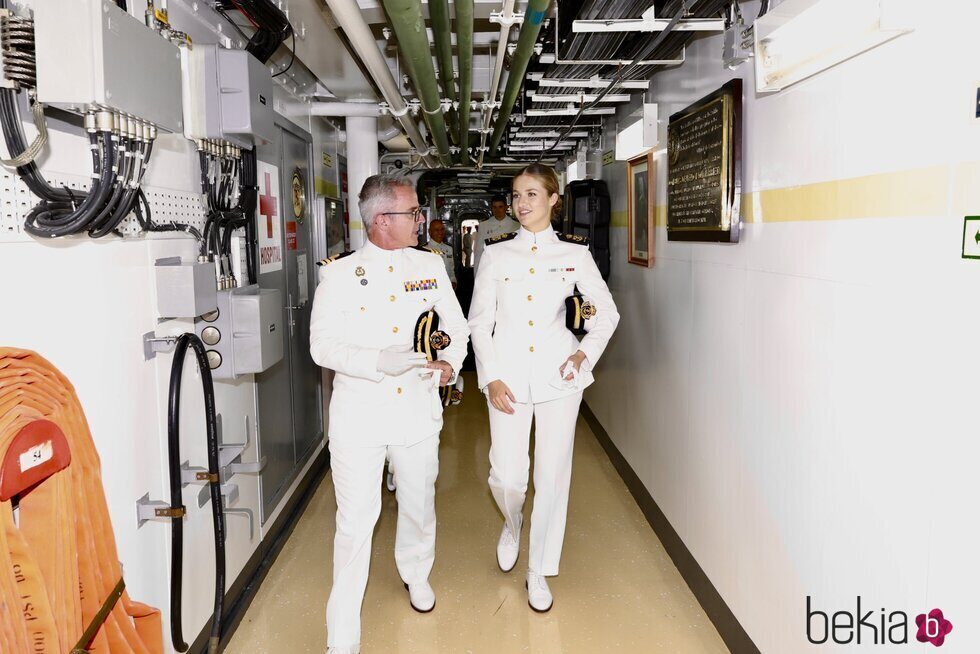 La Princesa Leonor recorriendo las instalaciones de la fragata Blas de Lezo tras su embarque