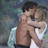Álvaro Escassi y Sheila Casas se besan en la final de 'Supervivientes 2025'