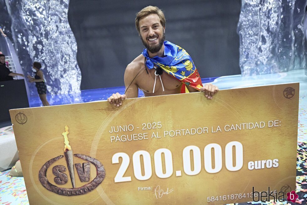 Borja posa con su cheque como ganador de 'Supervivientes 2025'