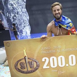 Borja posa con su cheque como ganador de 'Supervivientes 2025'