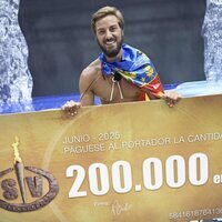 Borja posa con su cheque como ganador de 'Supervivientes 2025'
