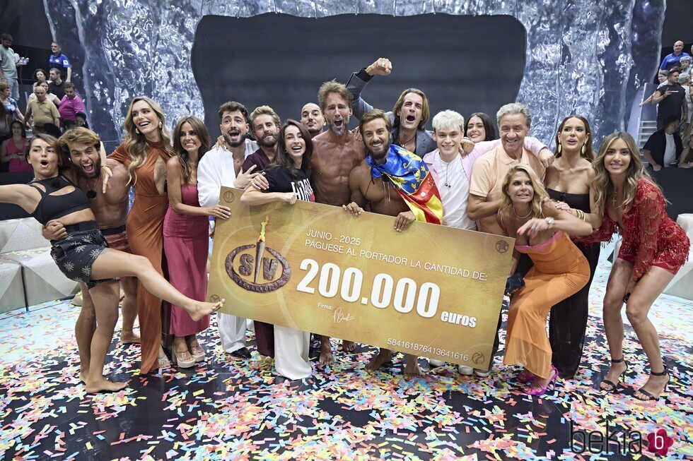 Borja posa con todos sus compañeros de 'Supervivientes 2025' tras ganar la edición