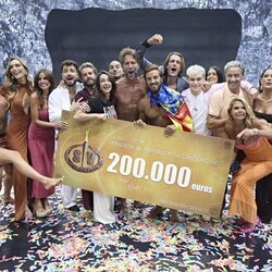 Borja posa con todos sus compañeros de 'Supervivientes 2025' tras ganar la edición