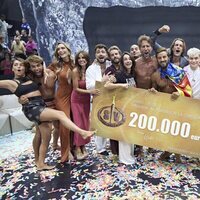 Borja posa con todos sus compañeros de 'Supervivientes 2025' tras ganar la edición