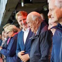 Harald de Noruega y Sverre Magnus de Noruega en un partido de fútbol entre Noruega e Italia
