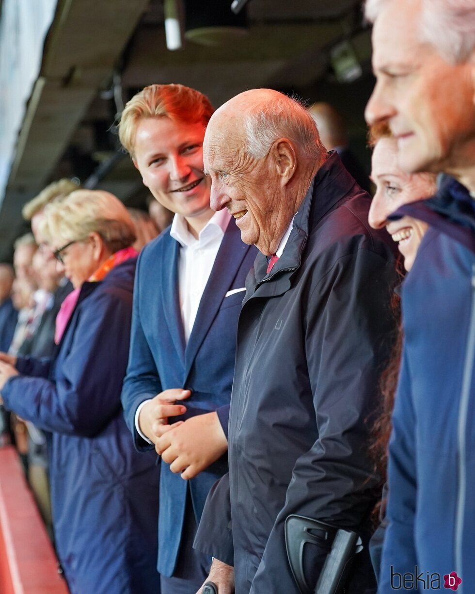 Harald de Noruega y Sverre Magnus de Noruega en un partido de fútbol entre Noruega e Italia