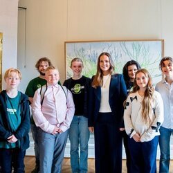 Ingrid Alexandra de Noruega con los asistentes a una audiencia con el Panel Infantil sobre el Clima