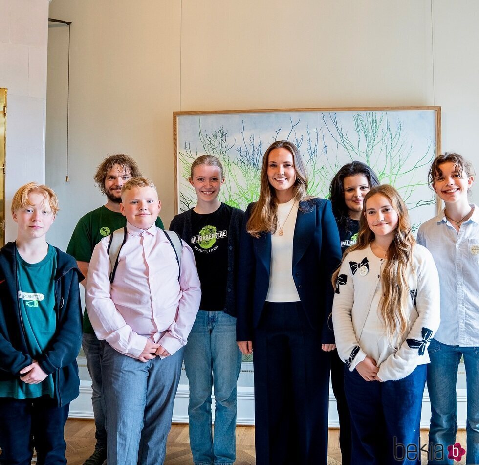 Ingrid Alexandra de Noruega con los asistentes a una audiencia con el Panel Infantil sobre el Clima