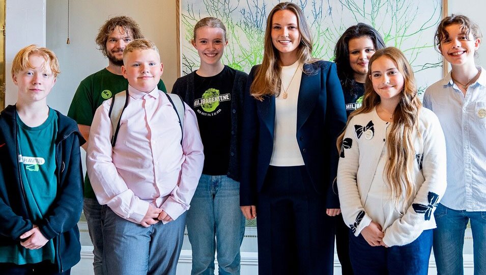 Ingrid Alexandra de Noruega con los asistentes a una audiencia con el Panel Infantil sobre el Clima