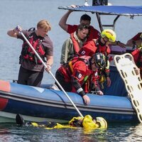 Ingrid Alexandra y Sverre Magnus de Noruega en una lancha de rescate en un acto con la Cruz Roja