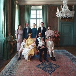 Ines de Suecia con sus padres, hermanos y padrinos en su bautizo