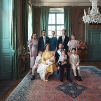 Ines de Suecia con sus padres, hermanos y padrinos en su bautizo