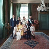 Ines de Suecia con sus padres, hermanos y abuelos en su bautizo