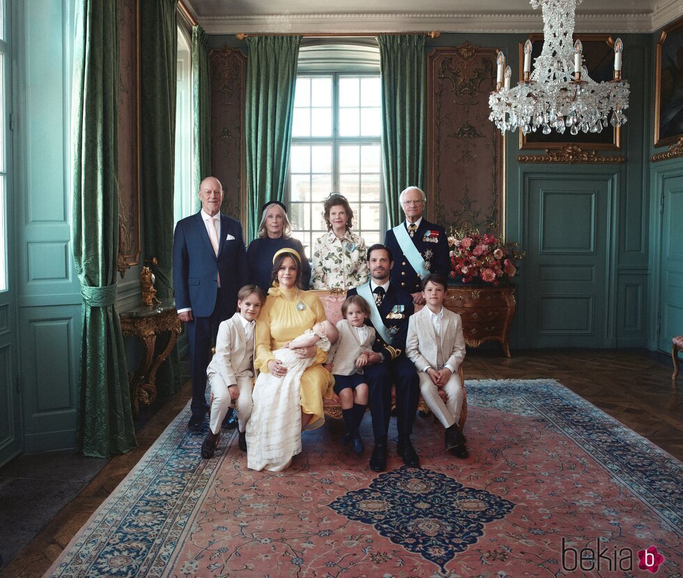 Ines de Suecia con sus padres, hermanos y abuelos en su bautizo