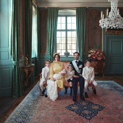 Ines de Suecia con sus padres y hermanos en su bautizo
