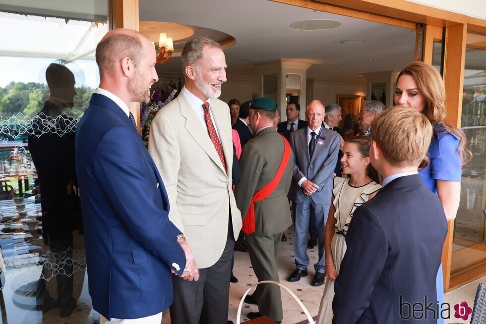 El Rey Felipe con los Príncipes Guillermo y Kate y sus hijos George y Charlotte en la final de Wimbledon