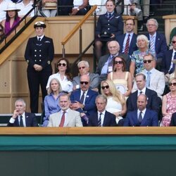El palco real en Wimbledon con el Rey Felipe, los Príncipes Guillermo y Kate, Charlotte y George