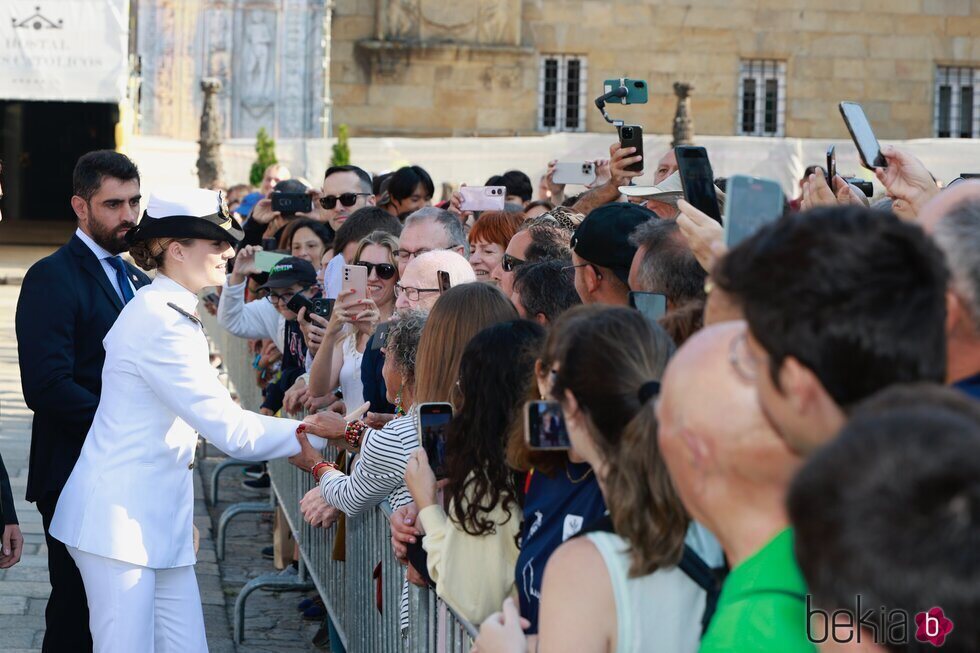 La Princesa Leonor saludando a la gente tras recibir la Medalla de Oro de Galicia