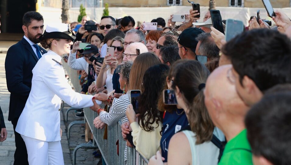 La Princesa Leonor saludando a la gente tras recibir la Medalla de Oro de Galicia