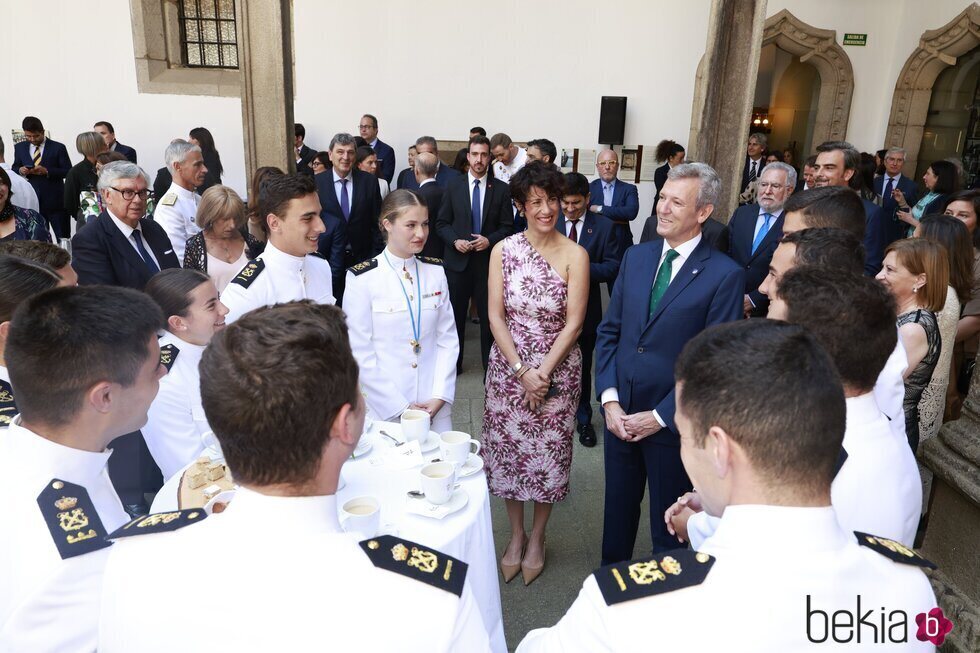 La Princesa Leonor tras recibir la Medalla de Oro de Galicia junto a compañeros del Elcano